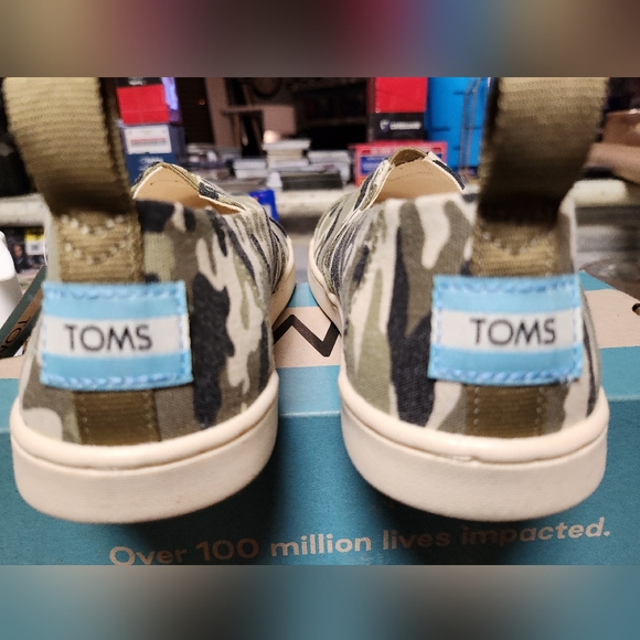 Toms - Picture 2 of 4